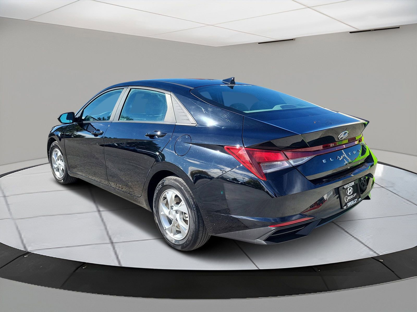 Used 2023 Hyundai Elantra SE image 3