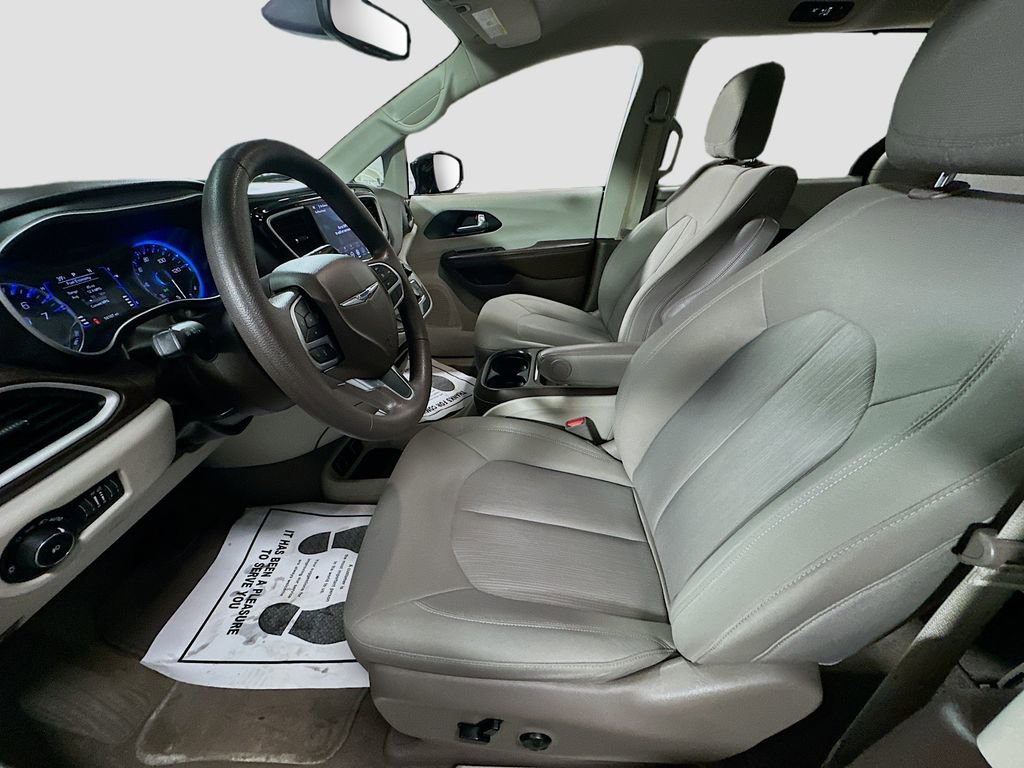 Used 2020 Chrysler Pacifica Touring image 21