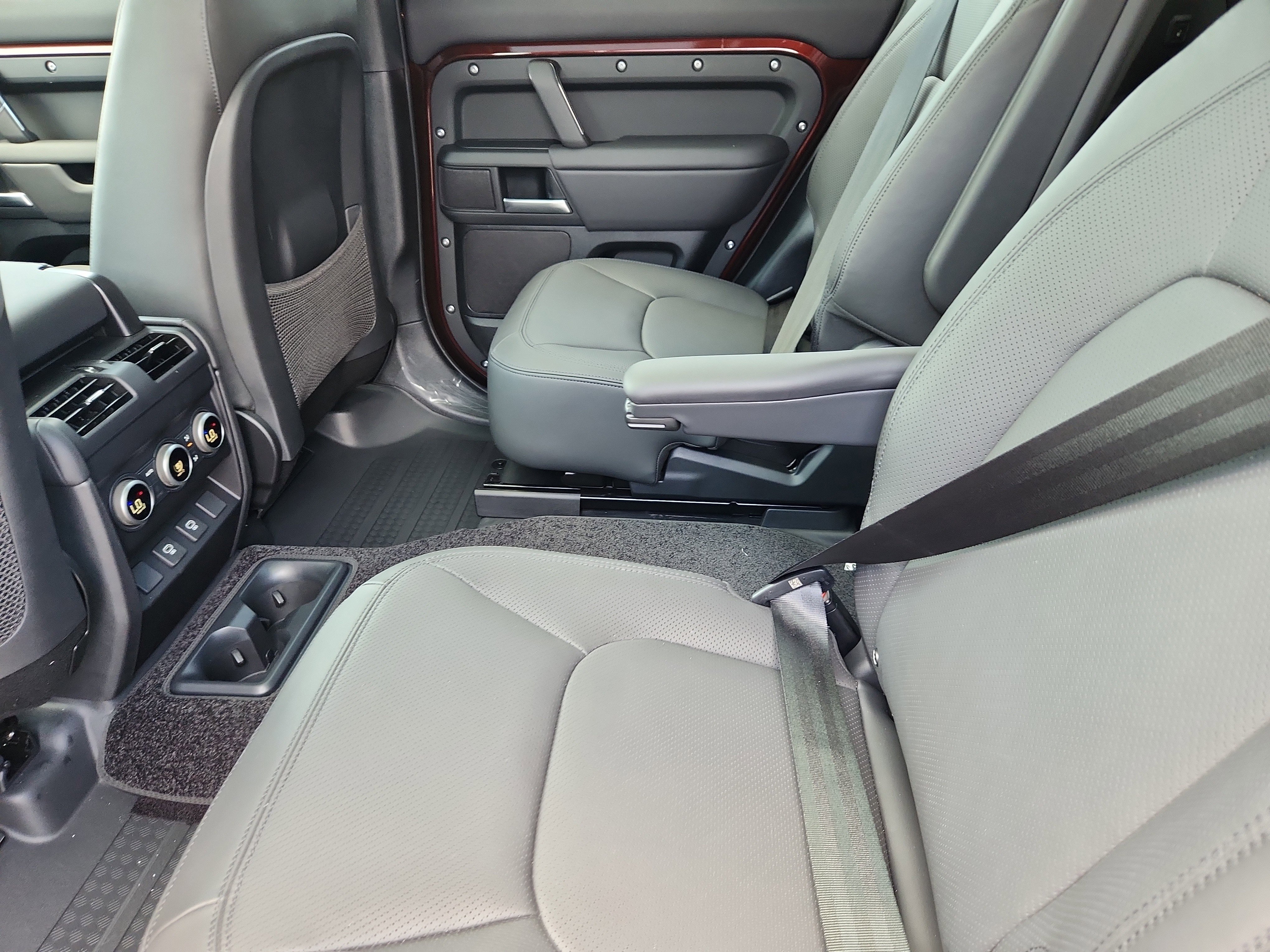 Used 2025 Land Rover Defender 130 X-Dynamic SE image 5