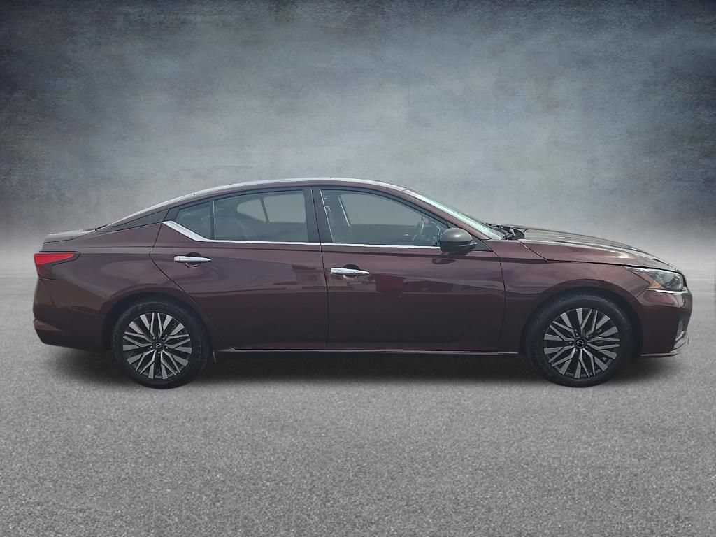 Used 2024 Nissan Altima 2.5 SV FWD image 2