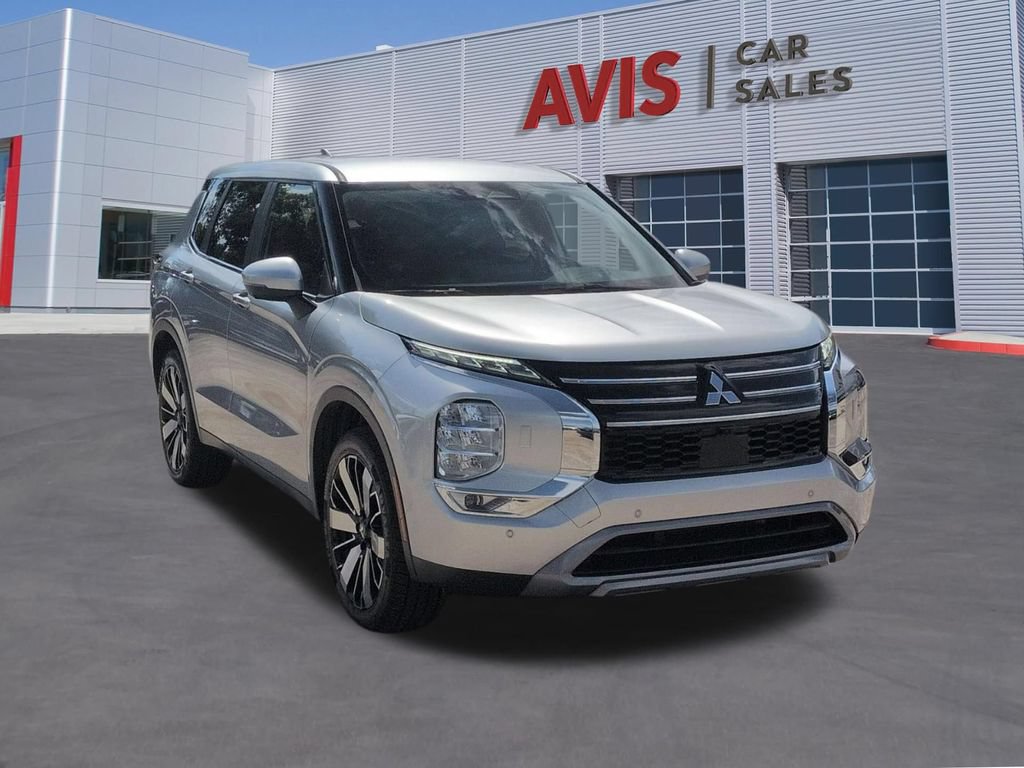 Used 2025 Mitsubishi Outlander SE AWD/4WD image 3