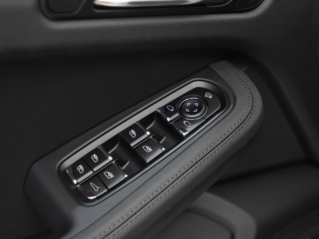 Certified 2026 Porsche Macan AWD/4WD image 15