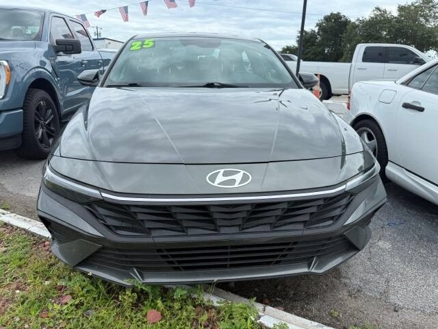 Used 2025 Hyundai Elantra Sport FWD image 2