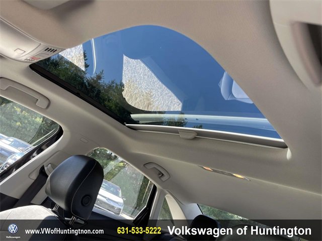 Certified 2025 Volkswagen Jetta SE w/ Sunroof Package image 17