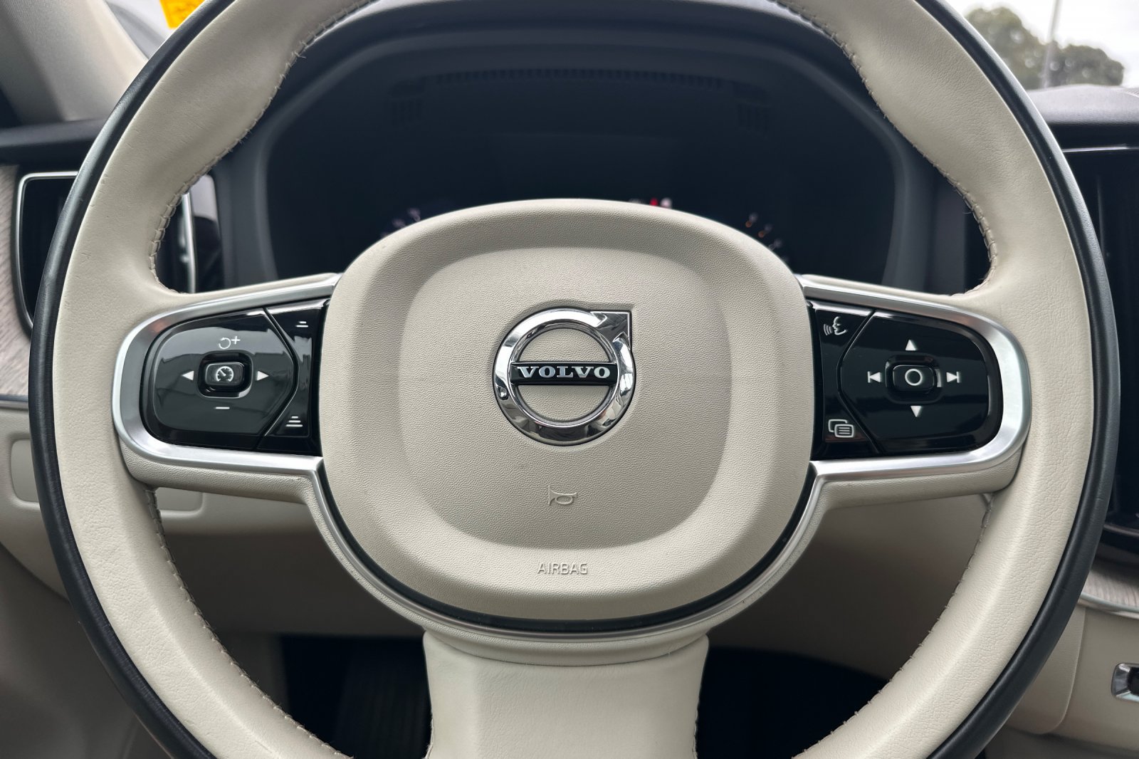 Certified 2023 Volvo XC60 B5 Plus w/ Protection Package Premier FWD image 27