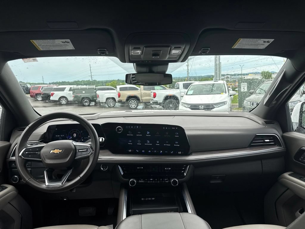 Used 2025 Chevrolet Suburban LT RWD image 17