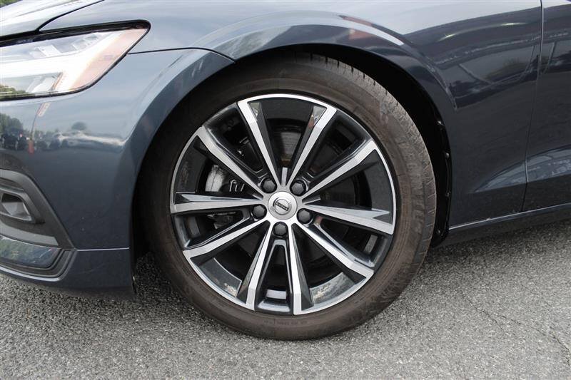 Used 2021 Volvo S60 T5 Momentum FWD image 9