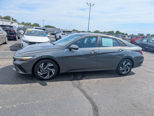 Used 2025 Hyundai Elantra Limited FWD image 4