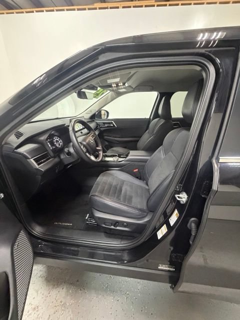 Used 2025 Mitsubishi Outlander SE FWD image 13