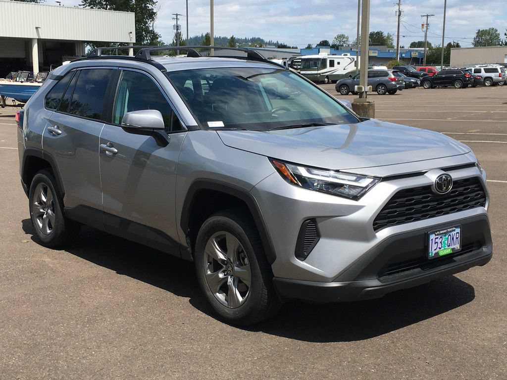 Used 2025 Toyota RAV4 XLE AWD/4WD image 9