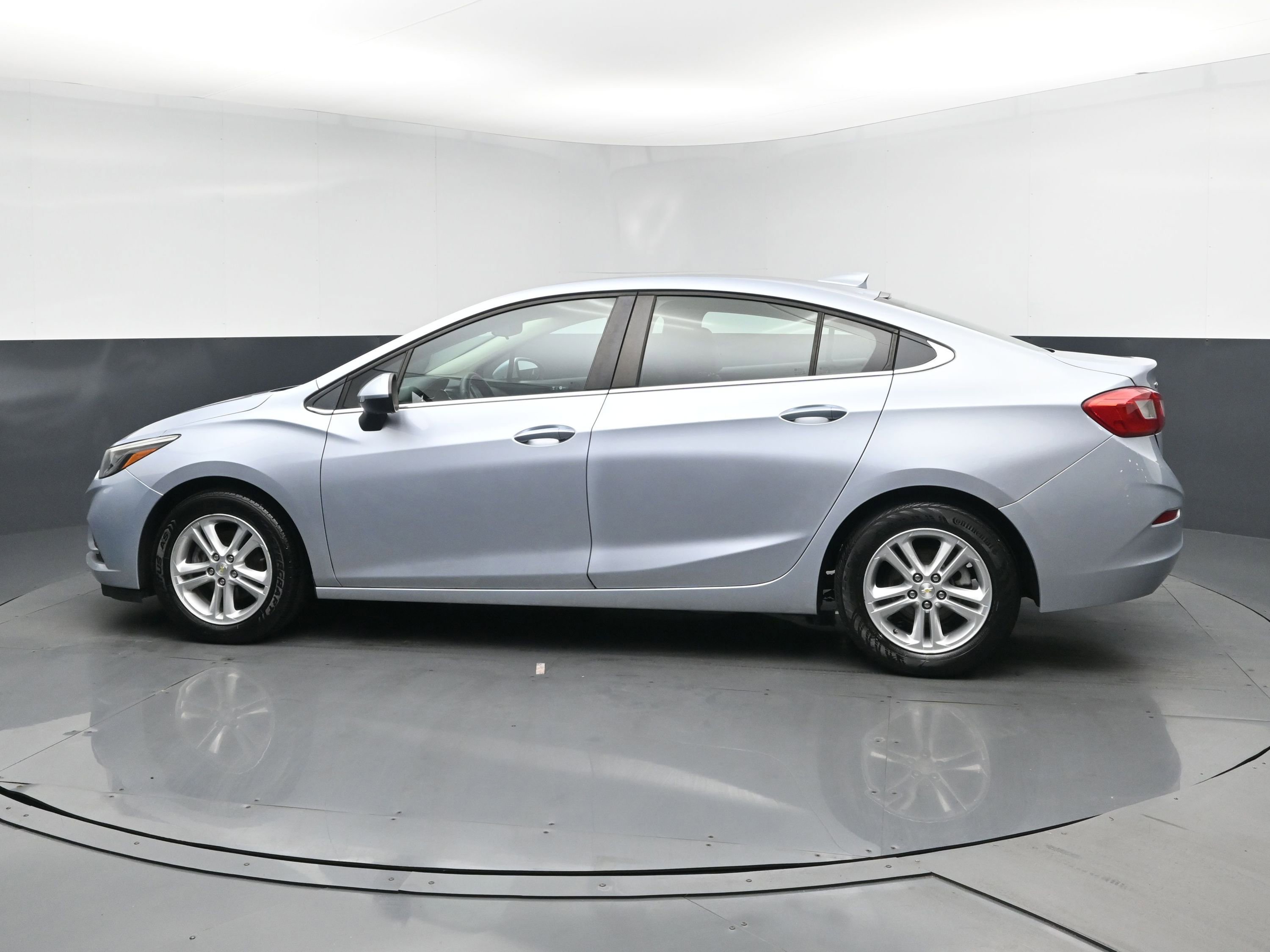 Used 2017 Chevrolet Cruze LT image 4