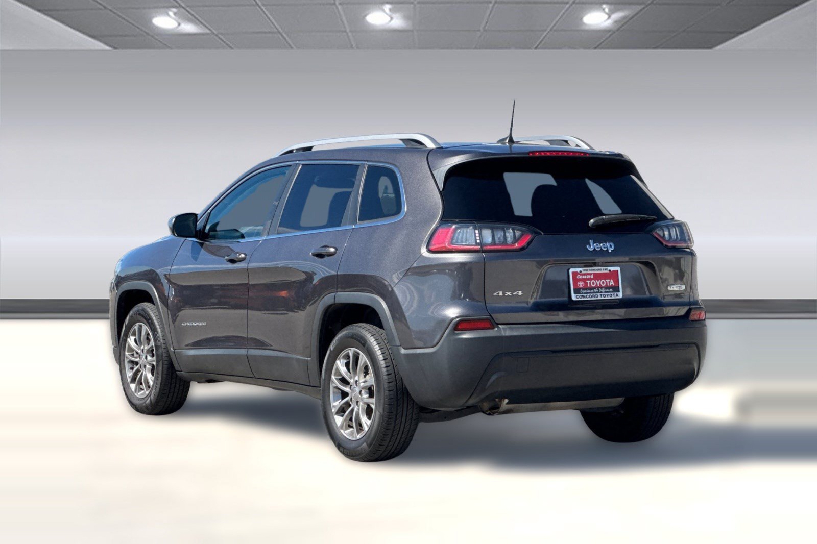 Used 2019 Jeep Cherokee Latitude Plus AWD/4WD image 3