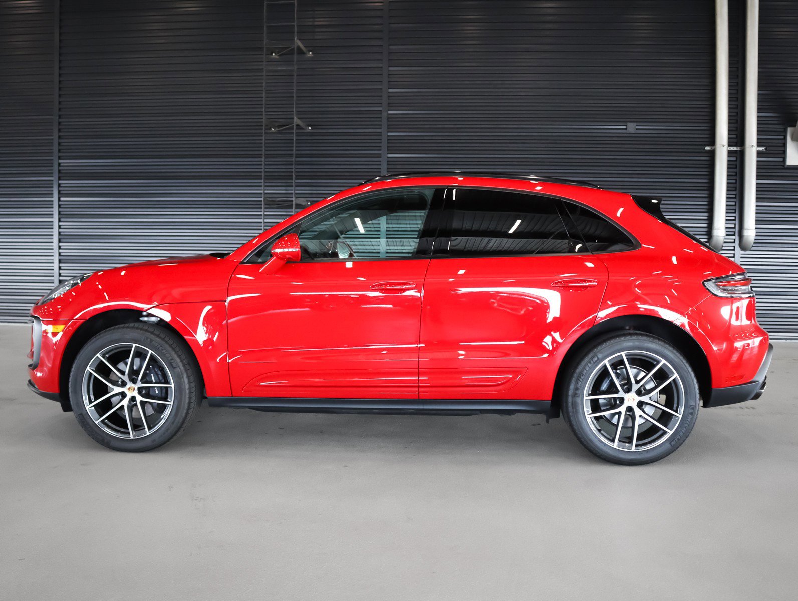 Used 2025 Porsche Macan image 2