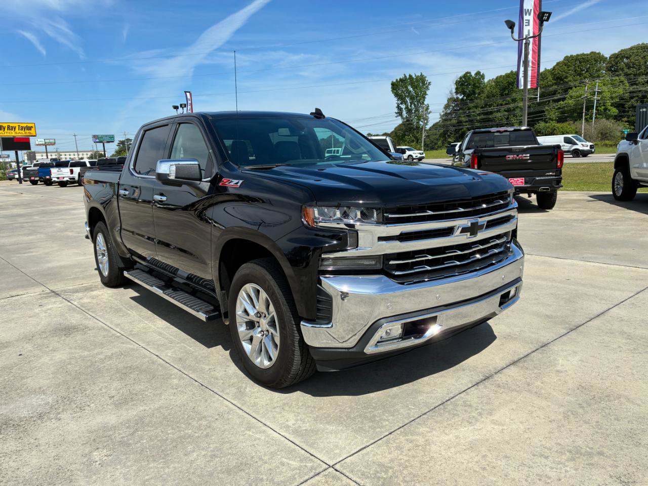 Used 2022 Chevrolet Silverado 1500 LTZ w/ Z71 Off-Road Package AWD/4WD image 4