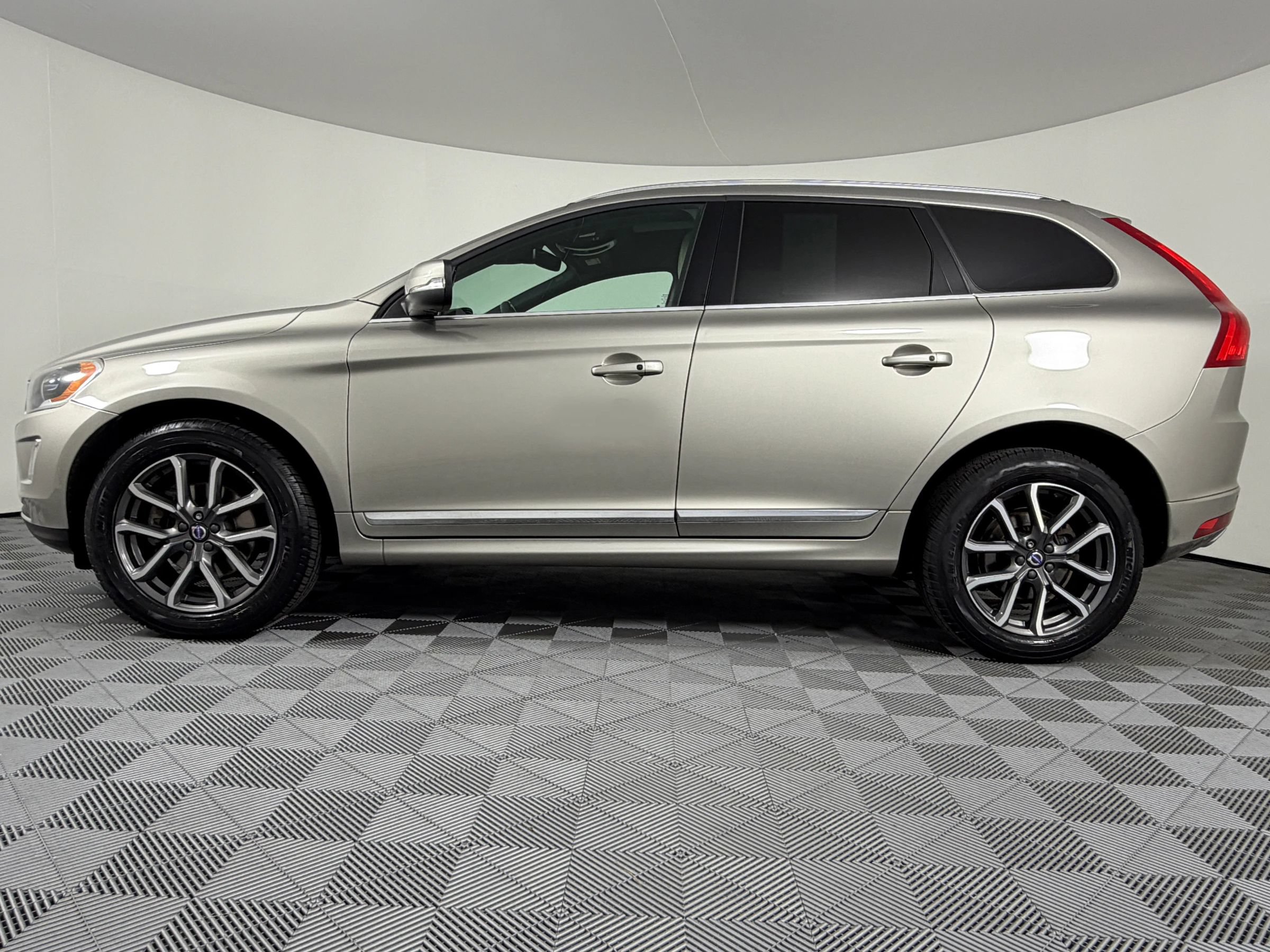 Used 2016 Volvo XC60 T6 Platinum FWD image 6