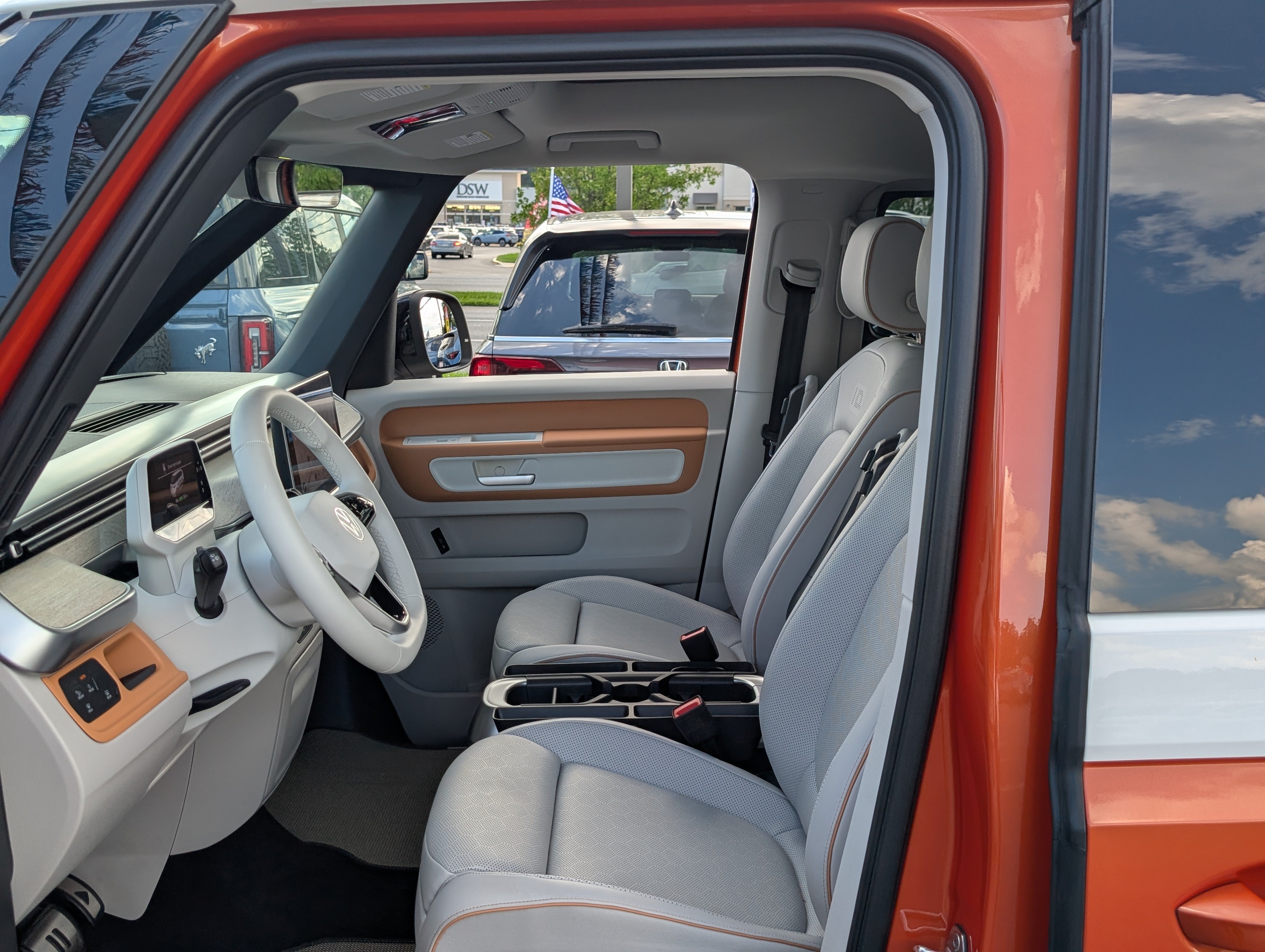 Used 2025 Volkswagen ID. Buzz Pro S Plus w/ Cupholders Package RWD image 18