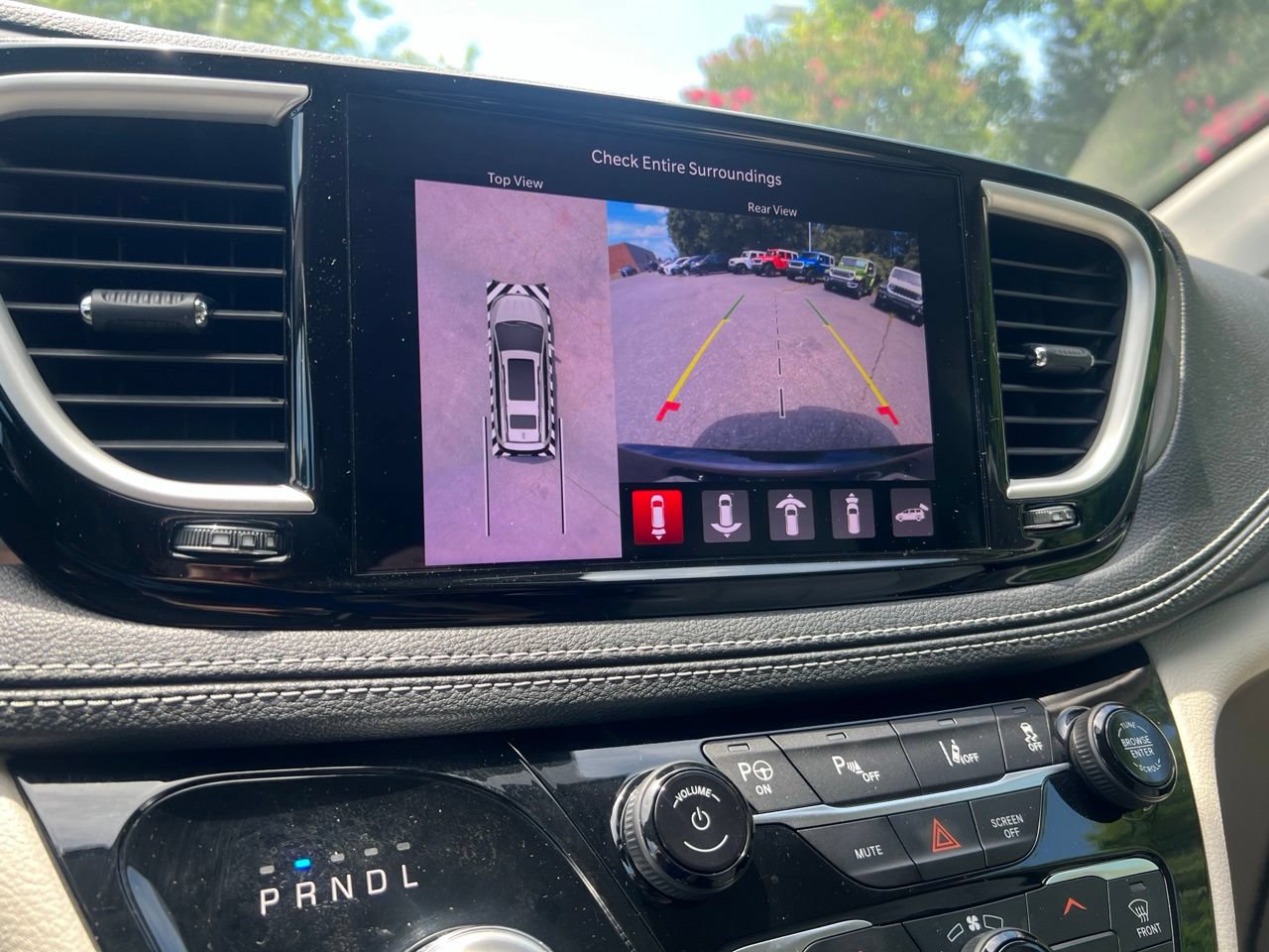 Used 2021 Chrysler Pacifica Touring-L FWD image 33