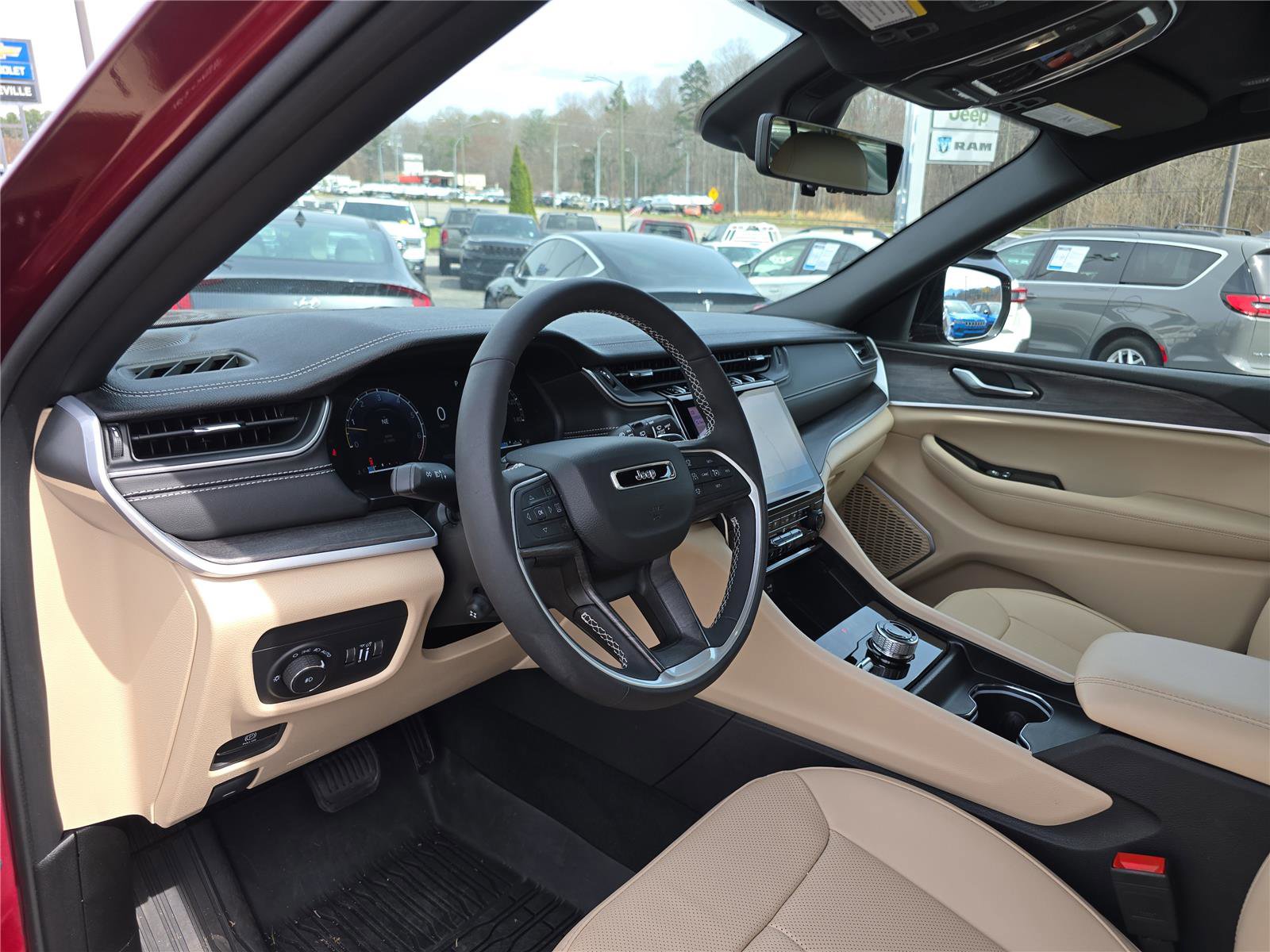 Used 2025 Jeep Grand Cherokee Limited w/ Luxury Tech Group II image 23