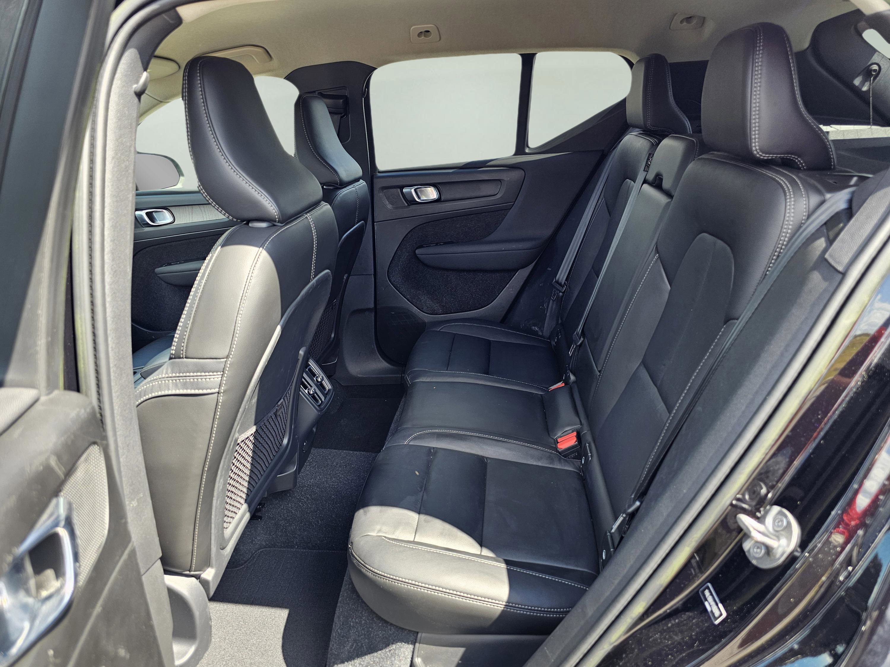 Used 2023 Volvo XC40 B5 Core image 29