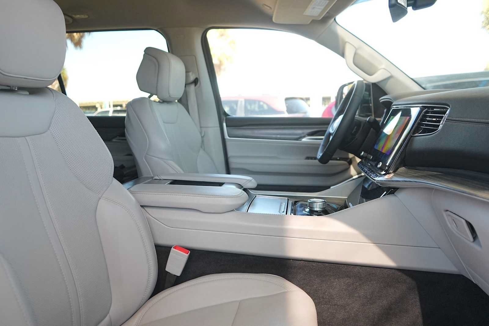 Used 2024 Jeep Wagoneer L Series II w/ Flexible Seating Group AWD/4WD image 15