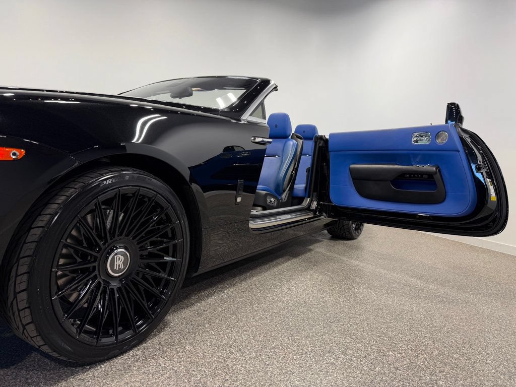Used 2019 Rolls-Royce Dawn RWD image 24