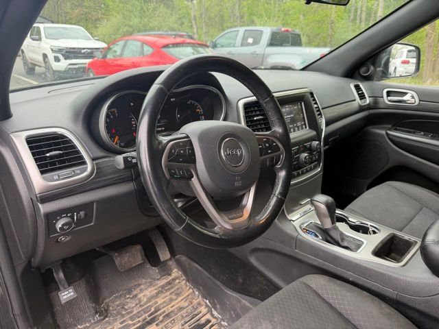 Used 2019 Jeep Grand Cherokee Laredo w/ Security & Convenience Group AWD/4WD image 19