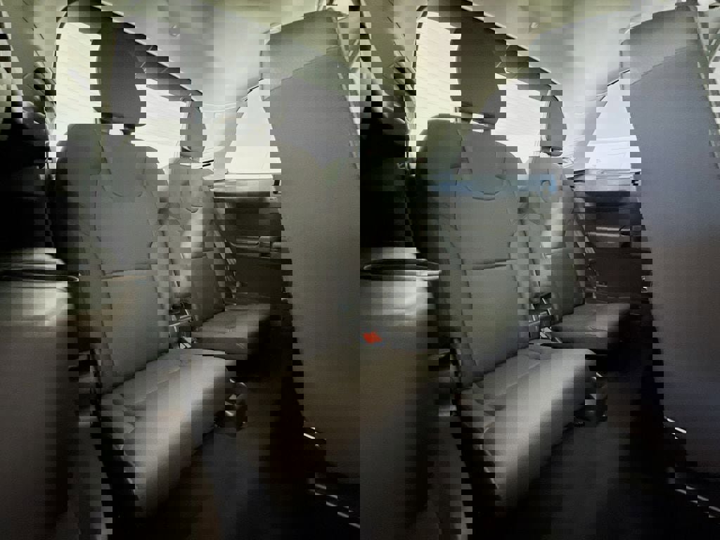 Certified 2025 Volvo XC90 B6 Plus image 28