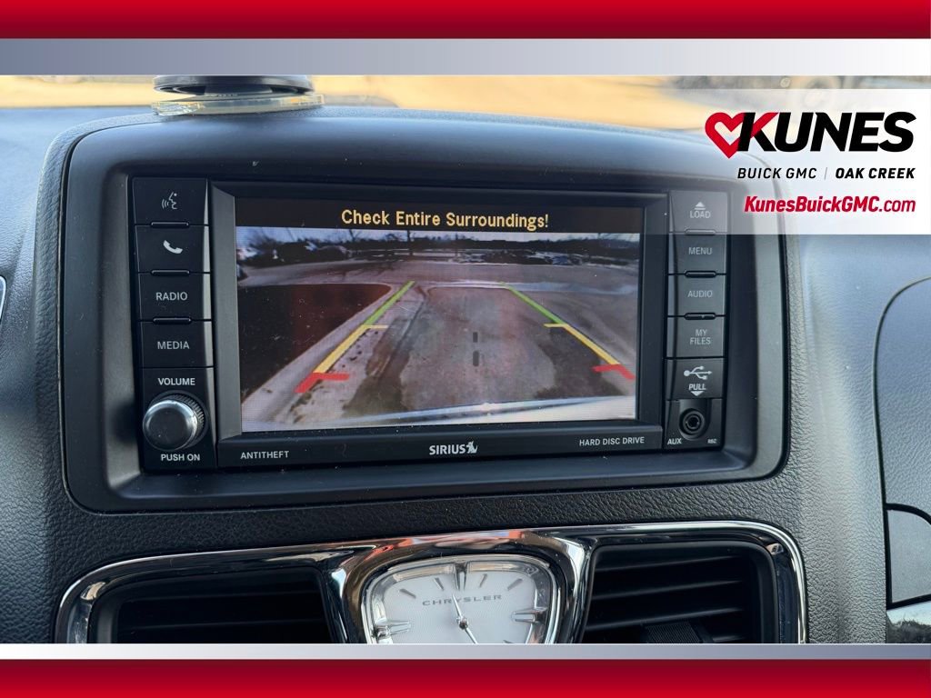 Used 2016 Chrysler Town & Country Touring-L image 19