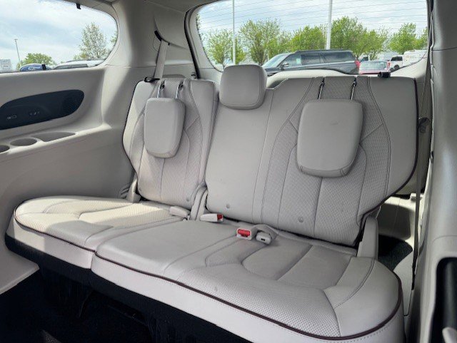 Used 2020 Chrysler Pacifica Limited w/ Tire & Wheel Group FWD image 32