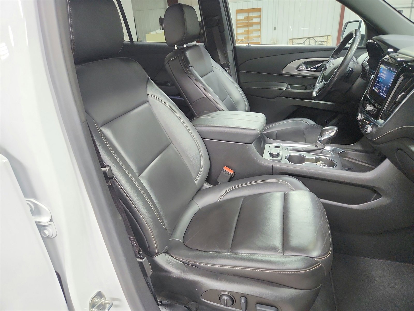 Used 2022 Chevrolet Traverse LT w/ Midnight/Sport Edition image 37