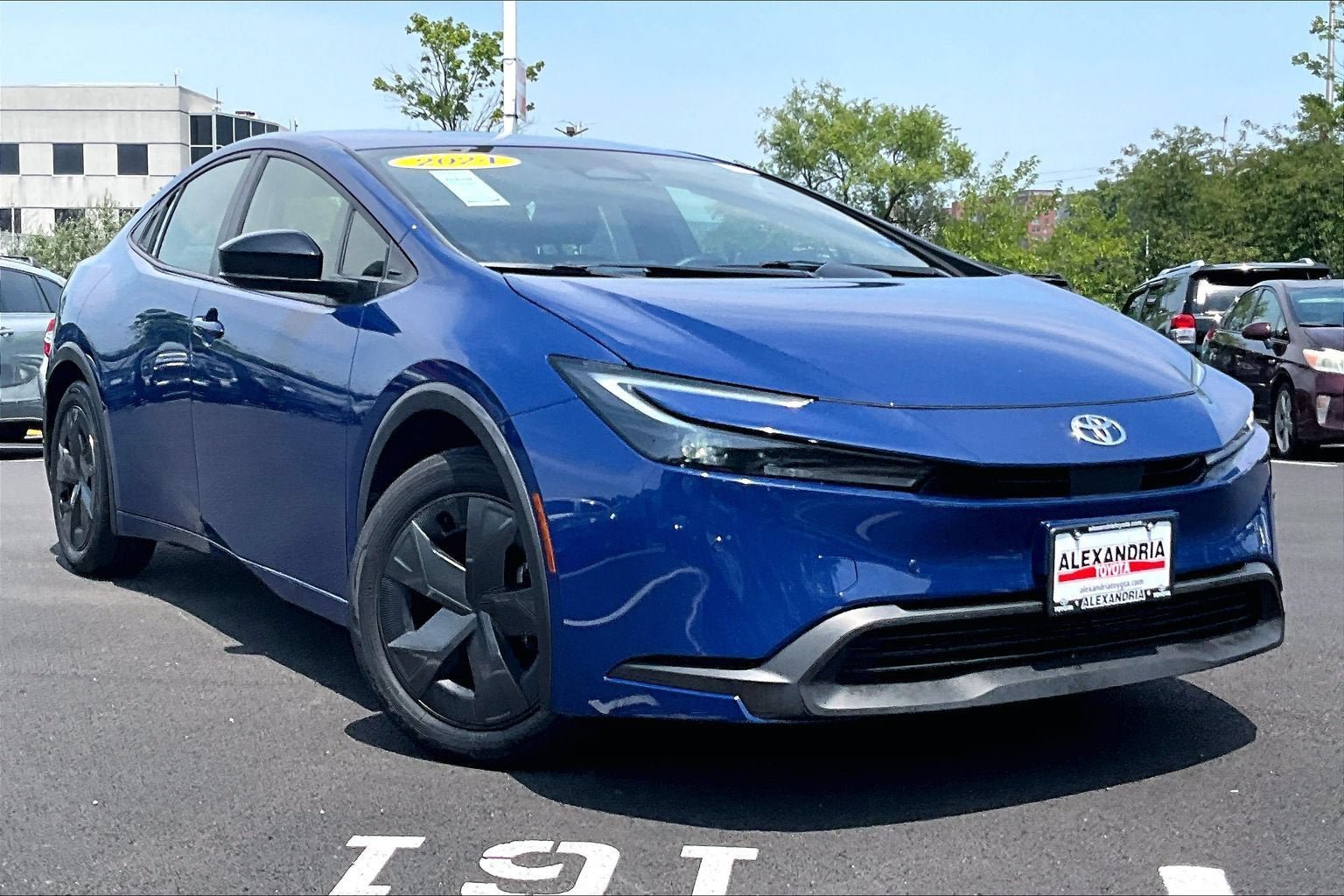 Used 2024 Toyota Prius LE FWD image 2