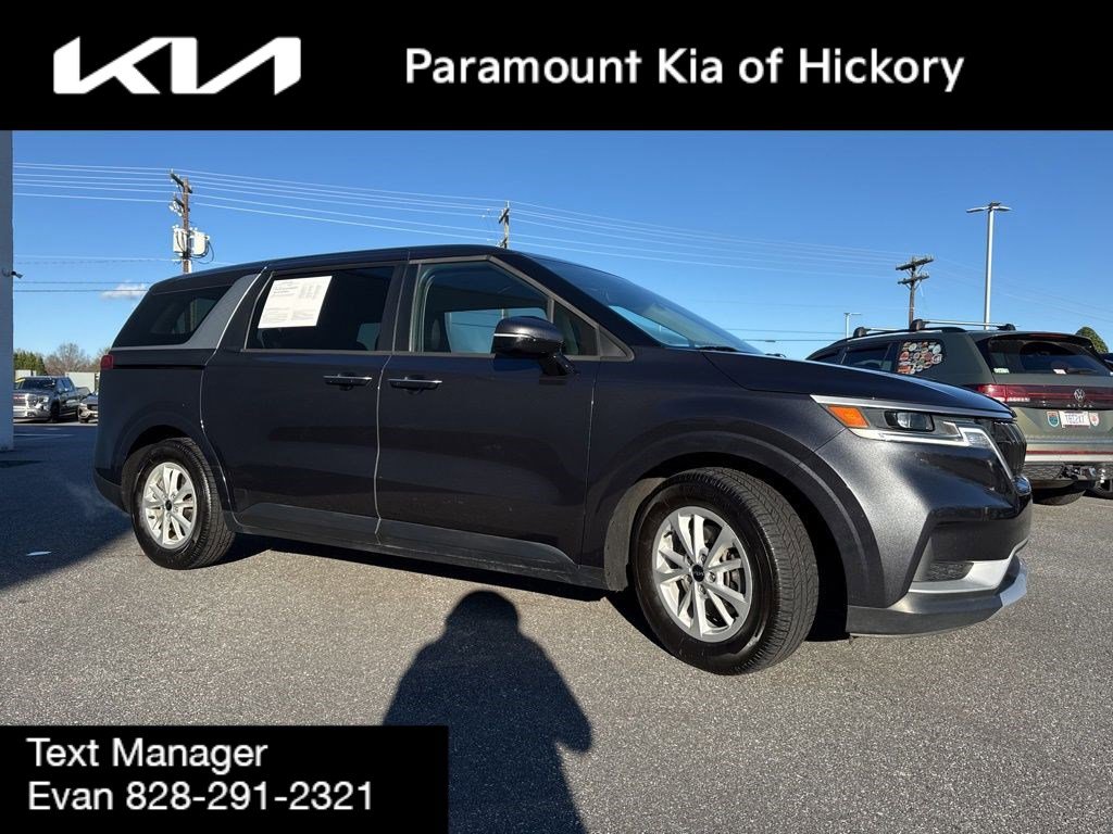 Used 2023 Kia Carnival LX image 3