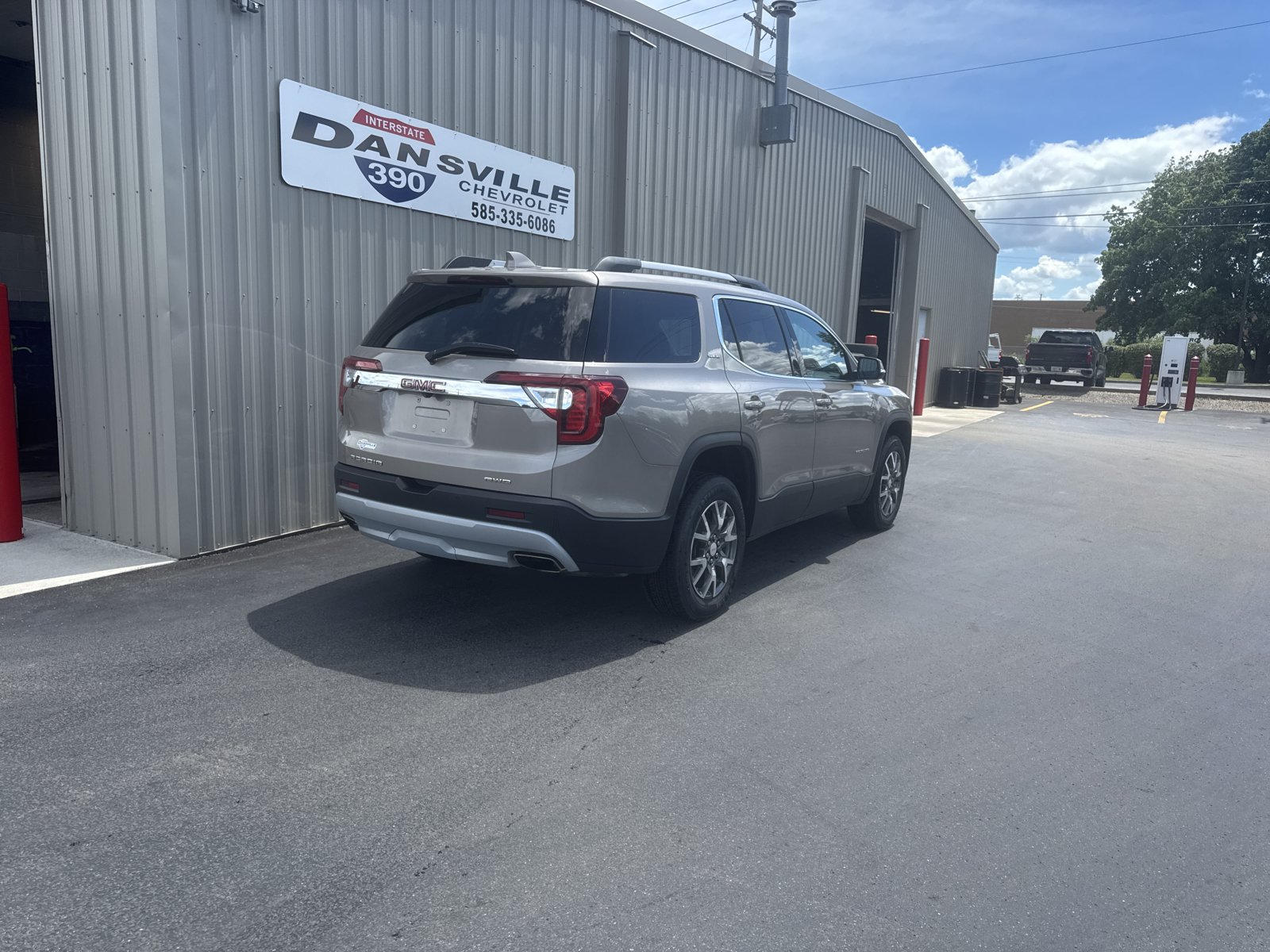 Used 2022 GMC Acadia SLE w/ Driver Convenience Package AWD/4WD image 3