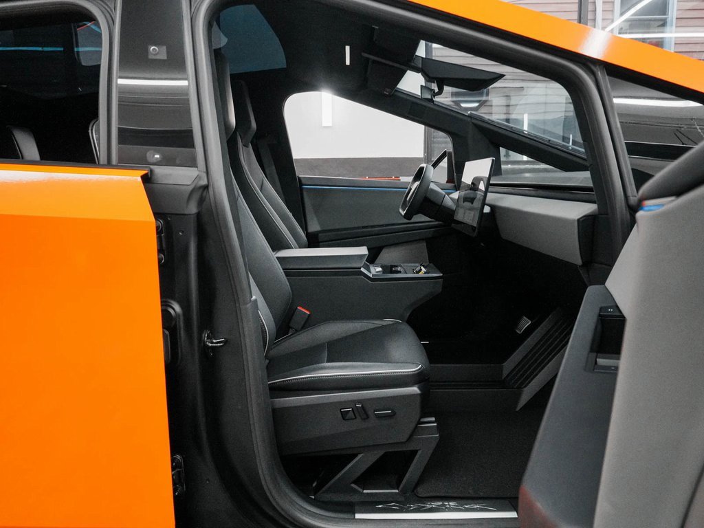 Used 2024 Tesla Cybertruck AWD Crew Cab image 27