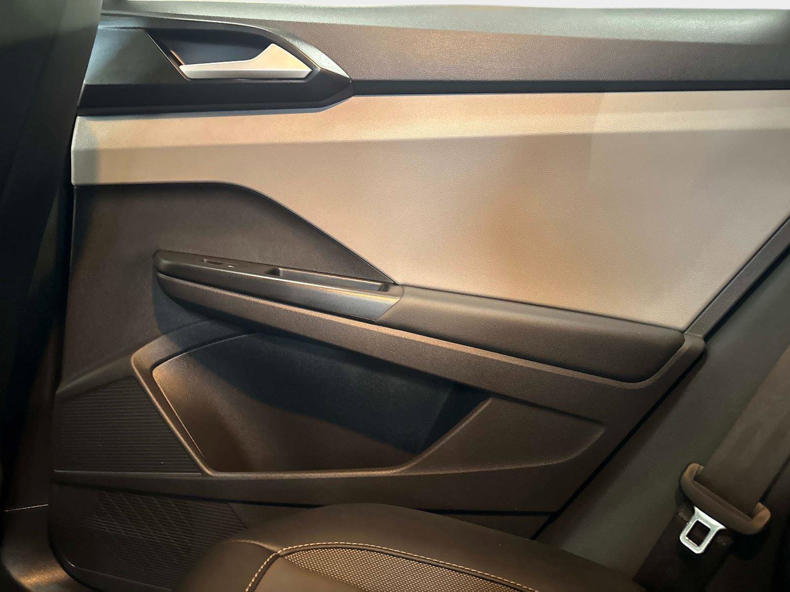 Certified 2022 Volkswagen Taos SE w/ IQ.Drive SE Package image 15