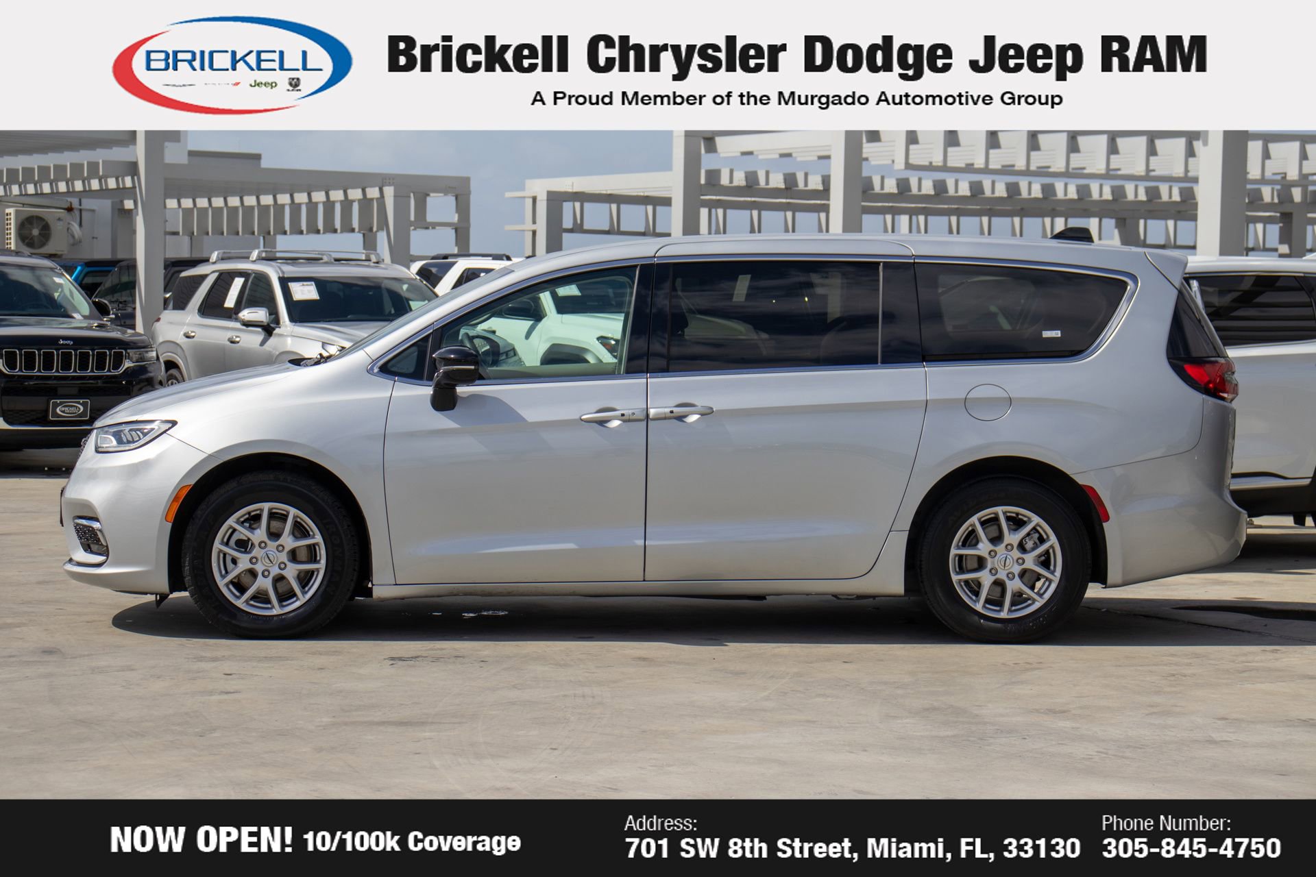 Used 2024 Chrysler Pacifica Touring-L image 8