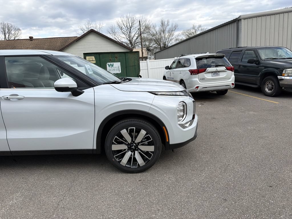 New 2026 Mitsubishi Outlander SE AWD/4WD image 2