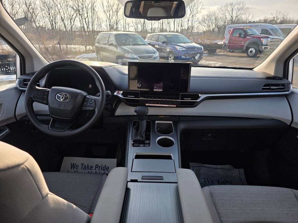 Used 2026 Toyota Sienna LE image 43