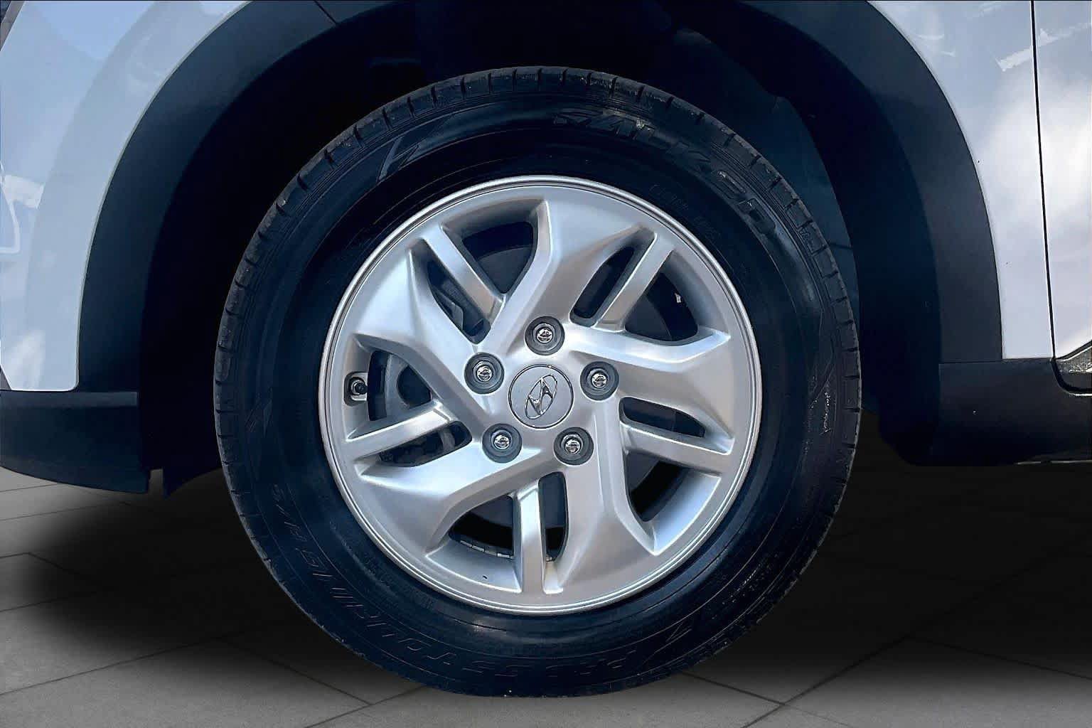 Used 2021 Hyundai Venue SE FWD image 11
