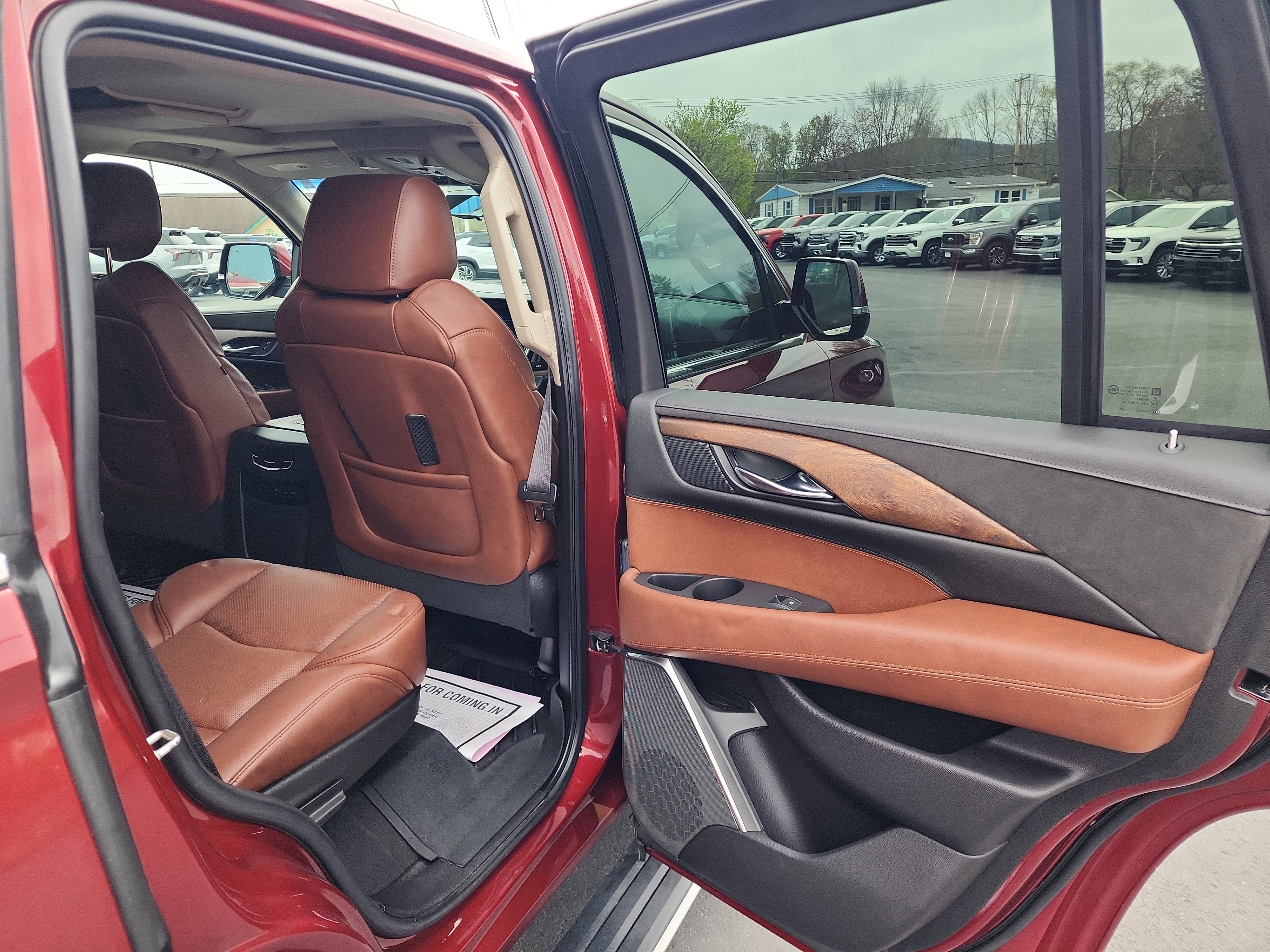Certified 2020 Cadillac Escalade Premium Luxury w/ LPO, Radiant Package AWD/4WD image 40