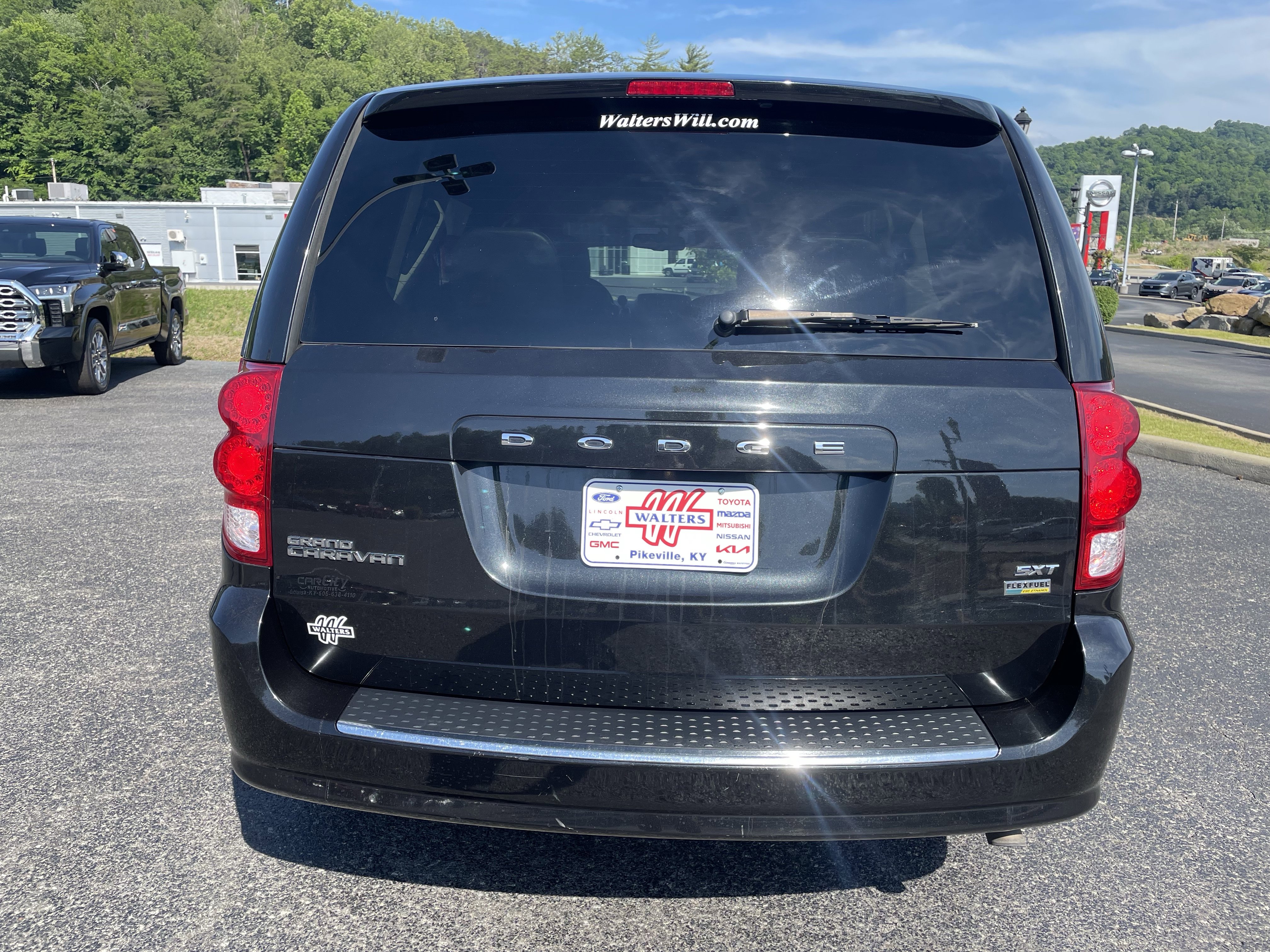 Used 2017 Dodge Grand Caravan SXT FWD image 3