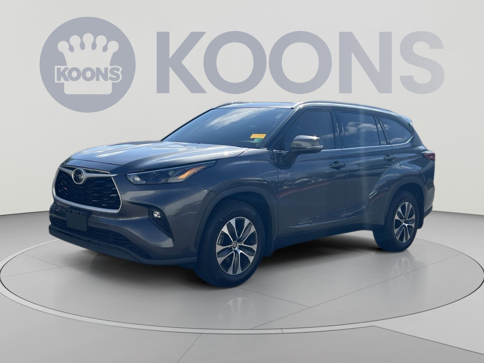 Used 2022 Toyota Highlander XLE AWD/4WD image 1
