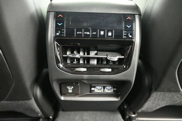 Used 2024 Jeep Grand Cherokee Summit AWD/4WD image 17