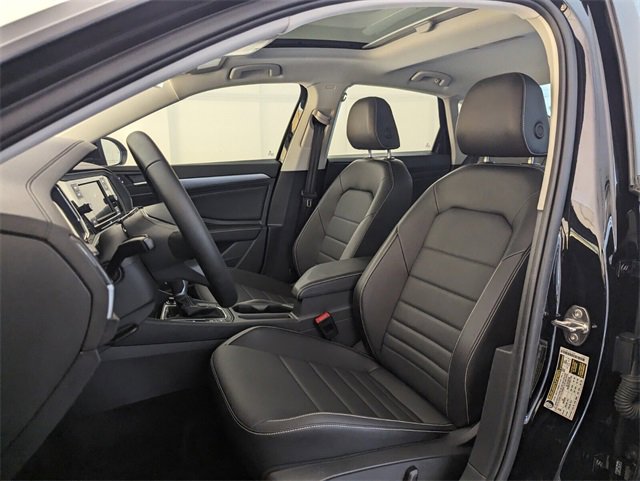 Certified 2022 Volkswagen Jetta SE w/ Panoramic Sunroof Package image 5
