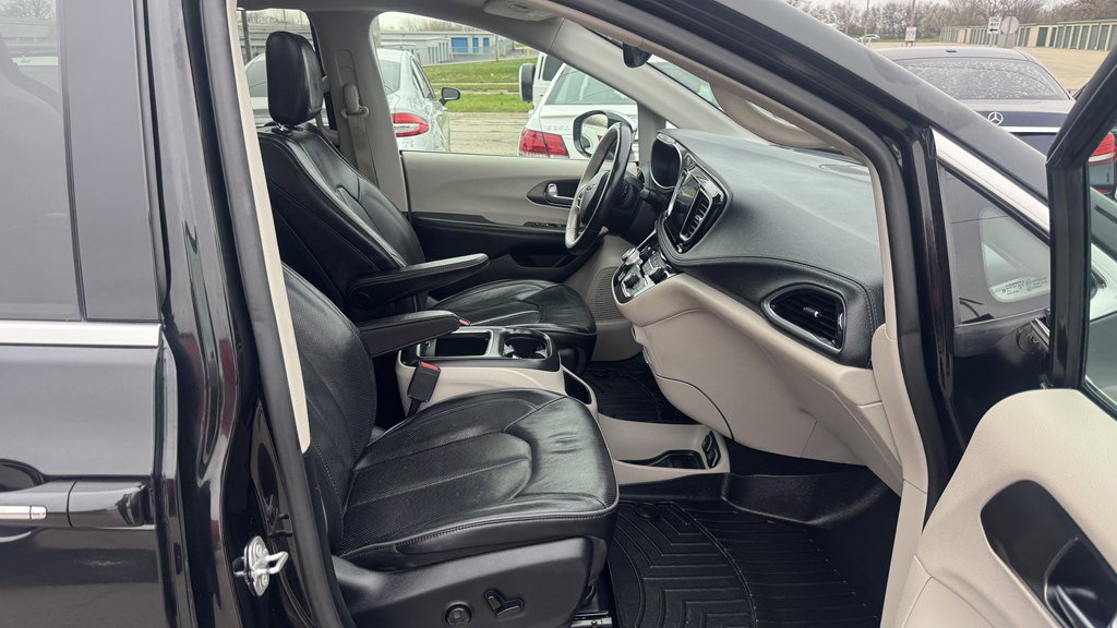 Used 2019 Chrysler Pacifica Limited w/ Tire & Wheel Group FWD image 30