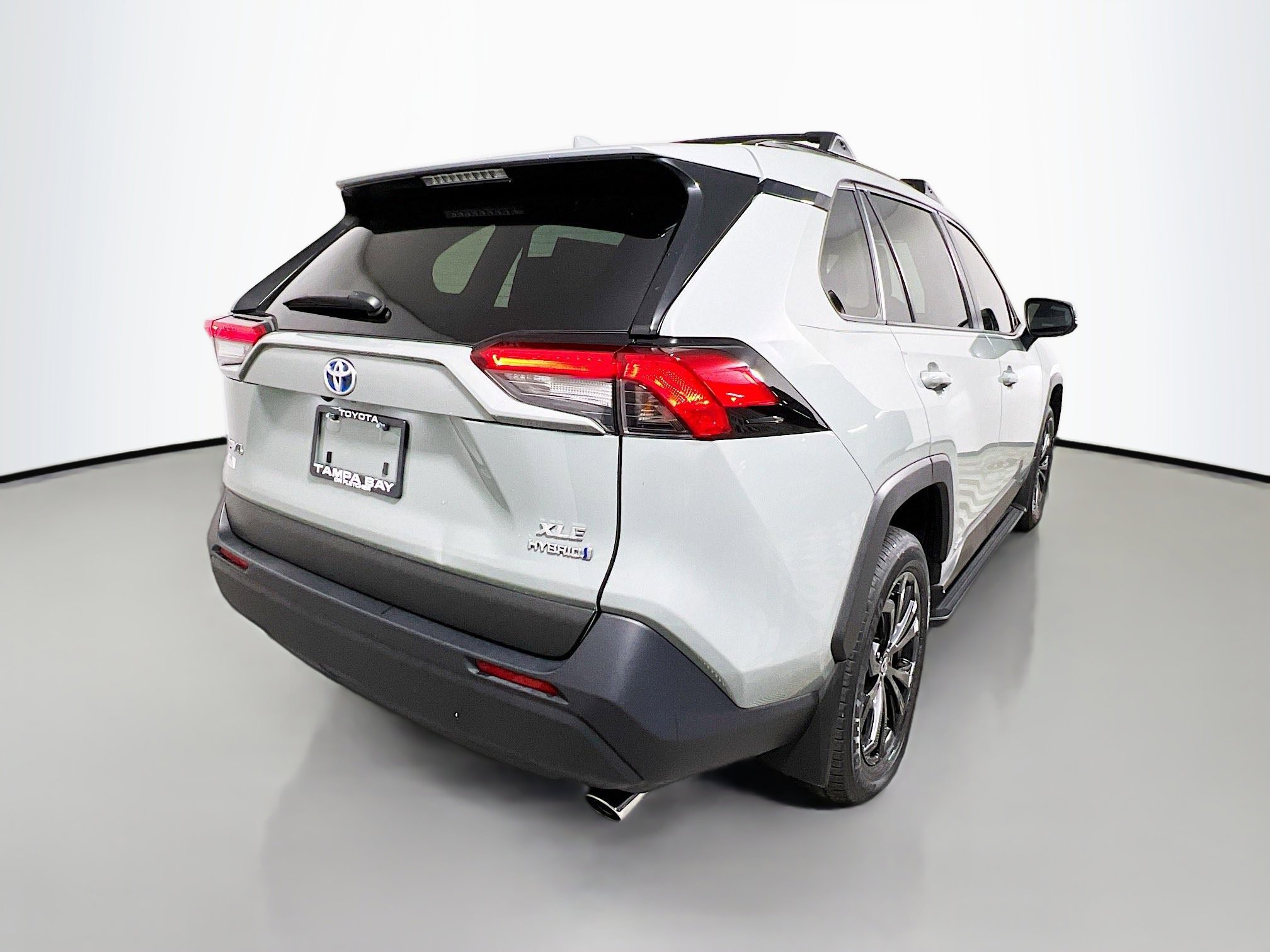 Used 2022 Toyota RAV4 XLE Premium image 4