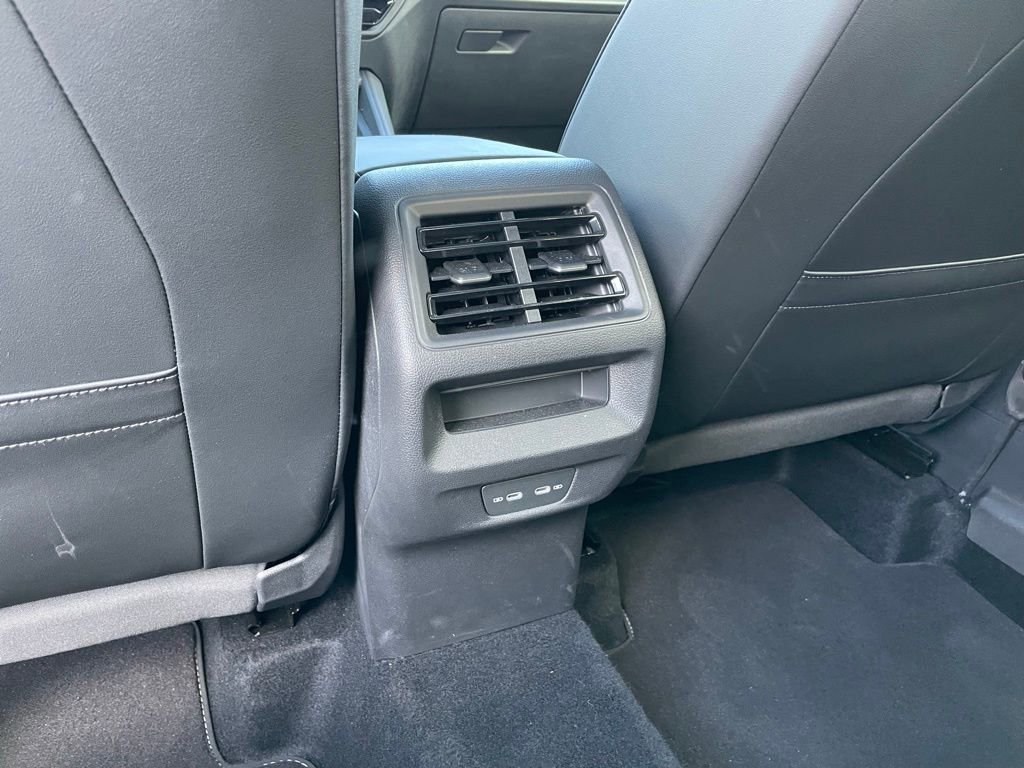 Certified 2025 Volkswagen Tiguan SE R-Line image 8