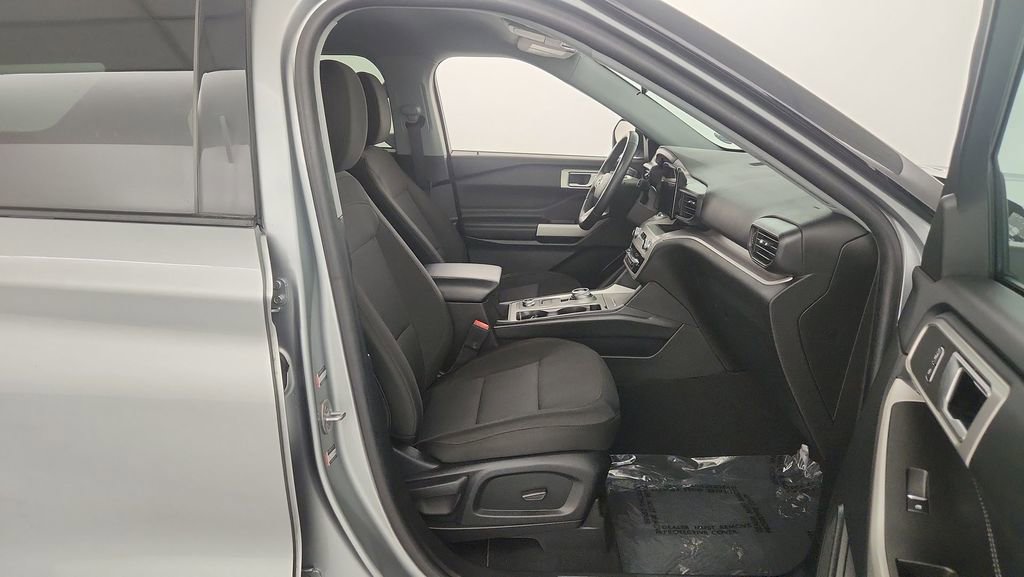 Used 2023 Ford Explorer XLT image 29