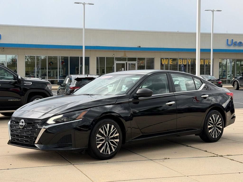 Used 2025 Nissan Altima 2.5 SV FWD image 4
