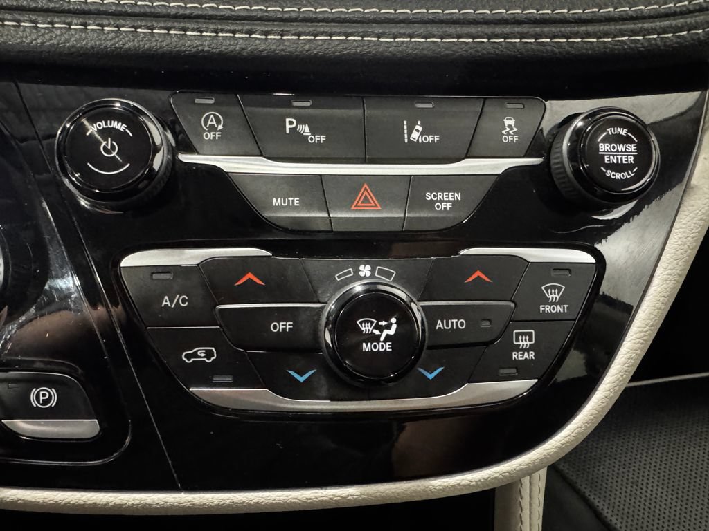 Used 2024 Chrysler Pacifica Limited FWD image 35
